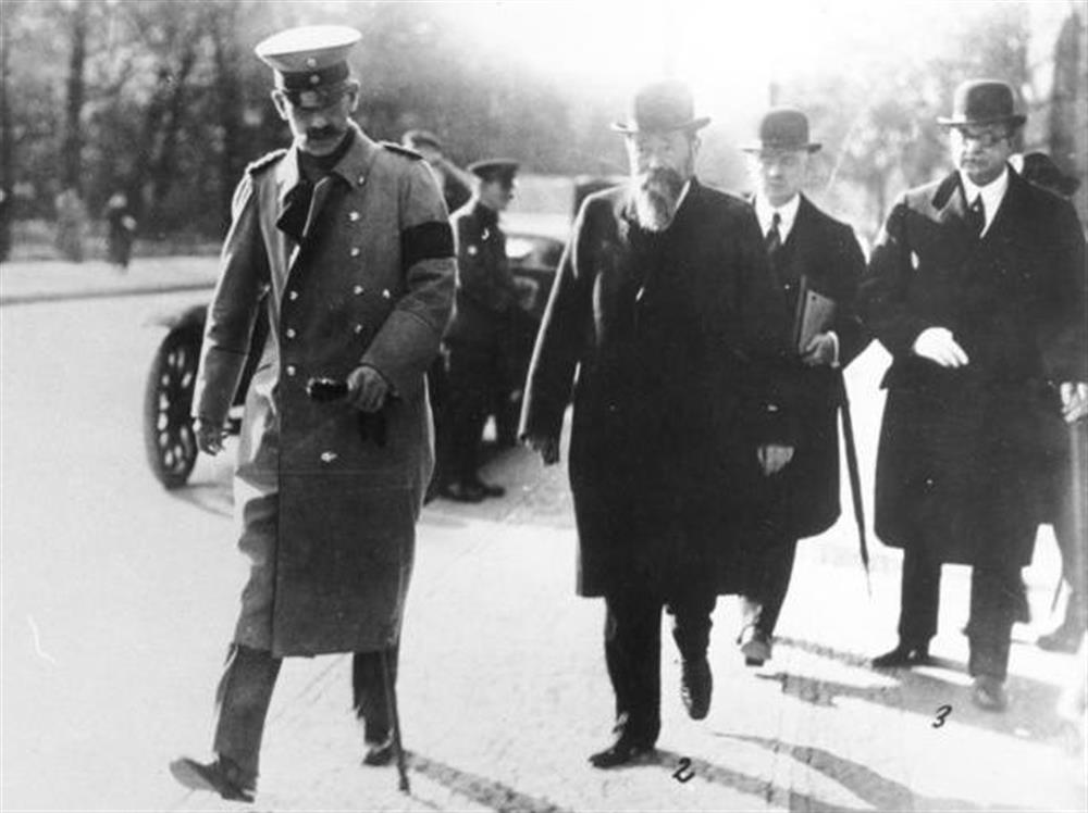 3. Oktober 1918: Reichskanzler Max von Baden, Vizekanzler von Payer und der Chef der Reichskanzlei, Freiherr von Radowitz (Bundesarchiv, Bild 146-1971-037-64 / CC-BY-SA 3.0)