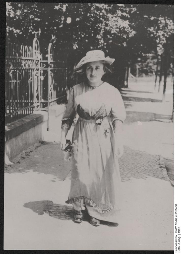 Rosa Luxemburg im Jahr 1912 Bundesarchive BildY 10-RL2-1105-68