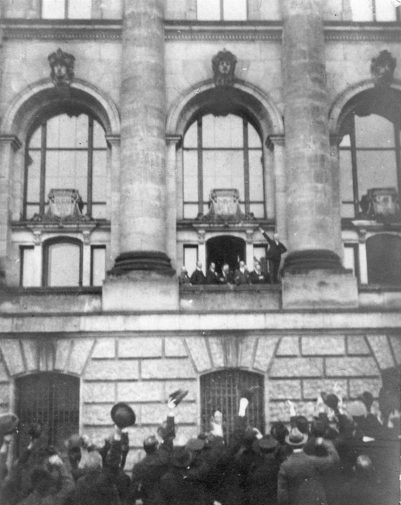 Ausrufung der Republik am 9. November 1918 durch Scheidemann, der vom Westbalkon des Reichstagsgebäudes aus spricht (Author: Erich Greifer, Die Große Zeit. Illustrierte Kriegsgeschichte. Zweiter Band. Berlin 1920. S. 426)