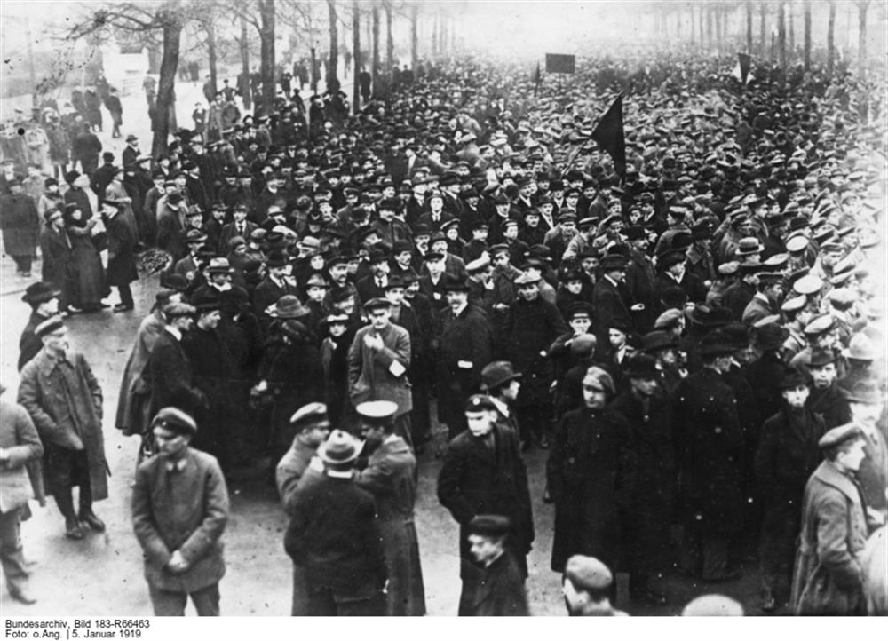 Protestdemonstration revolutionärer Arbeiter gegen die Entlassung Eichhorns in der Siegesallee am 5. Januar 1919. Quelle: BArch, Bild 183-R66463 / o.Ang.